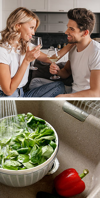 Pár a konyhában egy pohár borral